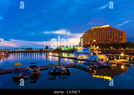 Yacht-Pier bei Sonnenuntergang in Hong Kong Gold Coast. Stockfoto