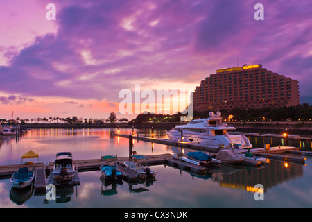 Yacht-Hafen bei Sonnenuntergang unter Langzeitbelichtung in Hong Kong Gold Coast. Stockfoto