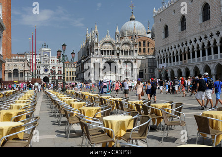 Touristen besuchen Markusplatz entfernt, Venedig, Italien. Stockfoto