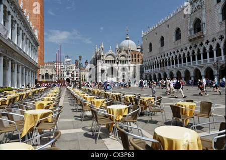 Touristen besuchen Markusplatz entfernt, Venedig, Italien. Stockfoto