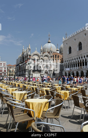 Touristen besuchen Markusplatz entfernt, Venedig, Italien. Stockfoto