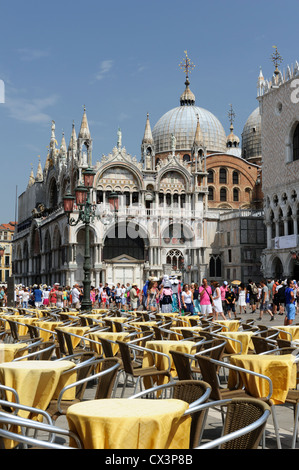 Touristen besuchen Markusplatz entfernt, Venedig, Italien. Stockfoto