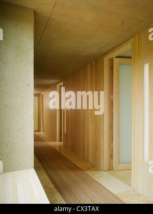 Strand House, Rosslare, Irland. Architekt: O' Donnell & Tuomey, 2008. Ansicht des Korridors zeigt ausgesetzt Beton und Holz finis Stockfoto