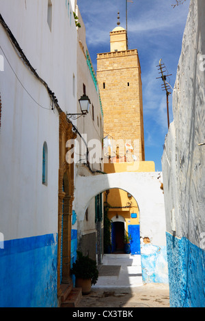 Kasbah der Udayas Lane mit Minarett Rabat Marokko Stockfoto