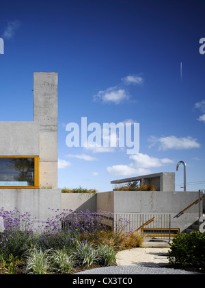 Strand House, Rosslare, Irland. Architekt: O' Donnell & Tuomey, 2008. Blick auf Kamin zeigt Garten hinter dem Haus, exponierten konkrete fini Stockfoto