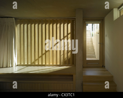 Strand House, Rosslare, Irland. Architekt: O' Donnell & Tuomey, 2008. Blick auf Schalung in Schlafzimmer mit Treppe zum Garten. Stockfoto