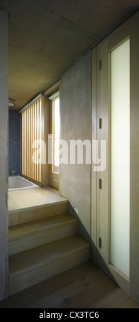 Strand House, Rosslare, Irland. Architekt: O' Donnell & Tuomey, 2008. Blick auf Badezimmer mit Bad, Holz Schalung und Ausstellungen Stockfoto