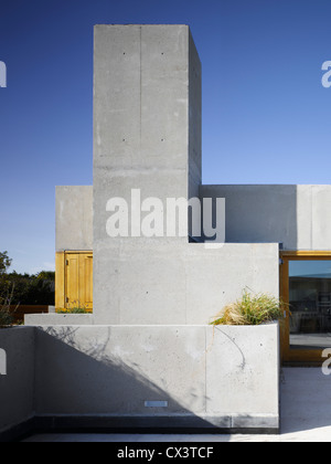 Strand House, Rosslare, Irland. Architekt: O' Donnell & Tuomey, 2008. Blick von Dachterrasse zeigen, Schornstein, Bepflanzung und ausgesetzt Stockfoto