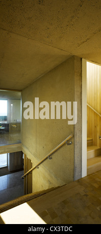 Strand House, Rosslare, Irland. Architekt: O' Donnell & Tuomey, 2008. Ansicht der Treppe zeigt visuelle Verbindung zu Office und exp Stockfoto