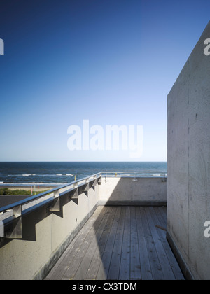 Strand House, Rosslare, Irland. Architekt: O' Donnell & Tuomey, 2008. Blick von der Dachterrasse mit Blick auf Meer und Concr ausgesetzt Stockfoto