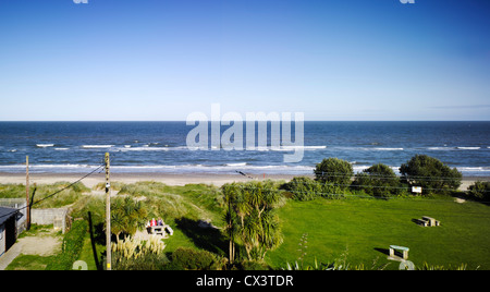 Strand House, Rosslare, Irland. Architekt: O' Donnell & Tuomey, 2008. Blick vom Dach Terrasse mit Strand. Stockfoto