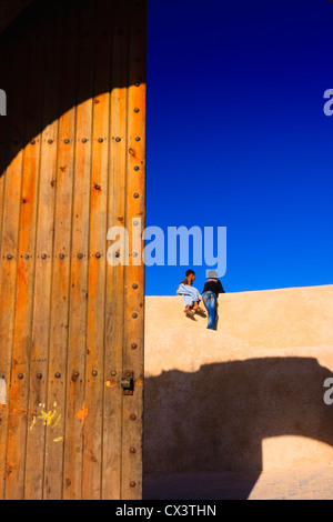 Zwei Kinder am Porte De La Mer Tor in die Bastionsmauern der portugiesischen Stadt in el Jadida, Atlantic Marokko Stockfoto