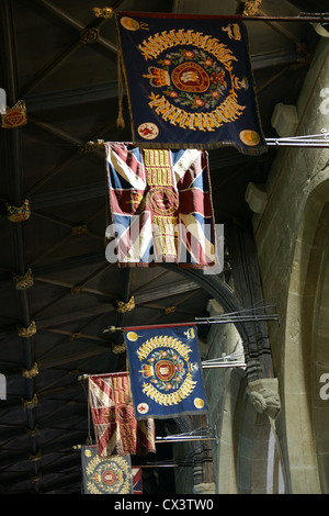 Battle Flags für die Welsh Fusiliers hängen in der Regiments-Kapelle Saint Giles Kirche, Wrexham Wales Stockfoto