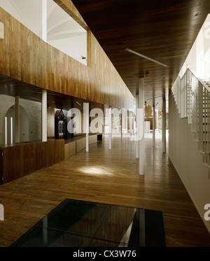 Rush-Bibliothek, Rush, Irland. Architekt: McCullough Mulvin Architects, 2009. Ansicht des Schiffes vom Eingang zeigt Nussbaum verkleidet inter Stockfoto