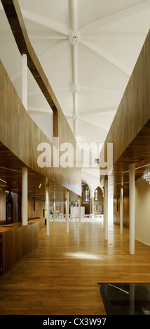 Rush-Bibliothek, Rush, Irland. Architekt: McCullough Mulvin Architects, 2009. Ansicht des Schiffes vom Eingang zeigt bestehende Dach und Stockfoto