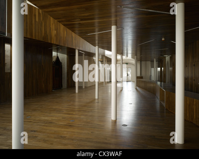 Rush-Bibliothek, Rush, Irland. Architekt: McCullough Mulvin Architects, 2009. Blick auf Eingang zeigt Nussbaum verkleidet Intervention wi Stockfoto