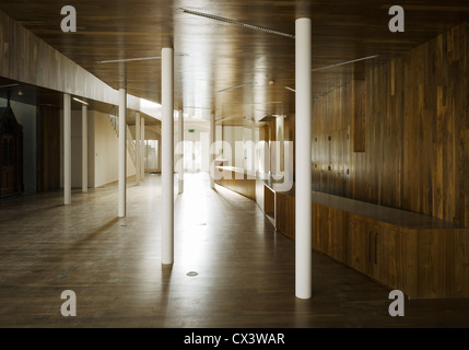 Rush-Bibliothek, Rush, Irland. Architekt: McCullough Mulvin Architects, 2009. Blick auf Eingang zeigt Nussbaum verkleidet Intervention wi Stockfoto