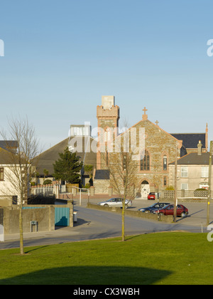 Rush-Bibliothek, Rush, Irland. Architekt: McCullough Mulvin Architects, 2009. Ansicht der Bibliothek zeigt bestehende kirchliche Struktur, eine Stockfoto