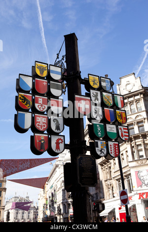 Antike Swiss Inn Zeichen am Leicester Square gegeben nach Großbritannien aus der Schweiz, Queen Elizabeth silbernes Jubiläum feiern Stockfoto