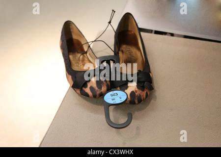 Leopard Print Ballerinas mit Schleife auf Kleiderbügel In der Schuh-Shop Stockfoto