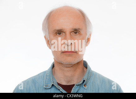 Ein Porträt von einer Glatzenbildung Mitte im Alter Mann vor einem weißen Hintergrund. Stockfoto