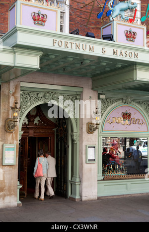 Der Eingang zum Fortnum and Mason Kaufhaus am Piccadilly, London Stockfoto