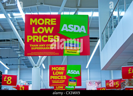 Niedrigen Preis Werbeschilder in einem Asda Speicher, UK Stockfoto