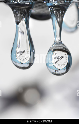 Tropfen Zeit. Spielen Sie mit Wasser und Uhren. Stockfoto