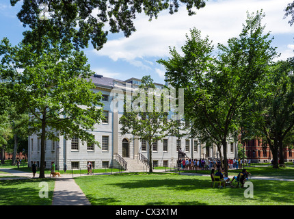 Touristen vor der Statue von John Harvard in der "Alten Hof", Harvard University, Cambridge, Boston, Massachusetts, USA Stockfoto