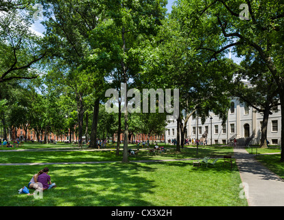 Studenten und Besucher im "Alten Hof" des Harvard Yard, Harvard University, Cambridge, Boston, Massachusetts, USA Stockfoto