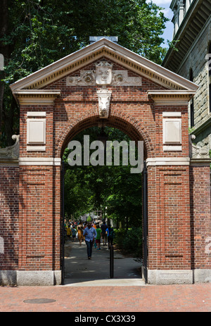 McKean Tor in den "alten Hof" des Harvard Yard, Harvard University, Massachusetts Avenue, Cambridge, Boston, Massachusetts, USA Stockfoto