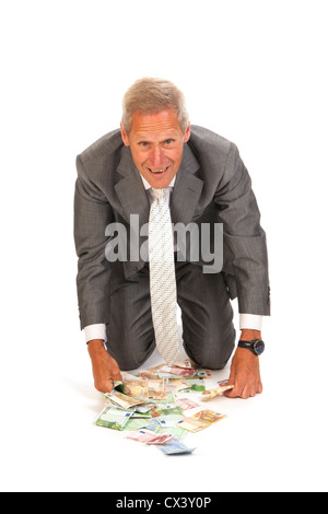 Geschäftsmann mit viel Euro Banknoten auf der Etage Stockfoto