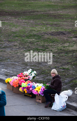 Junge Blumenverkäuferin am Rande Osokorki in Kiew, Ukraine, Osteuropa. Stockfoto