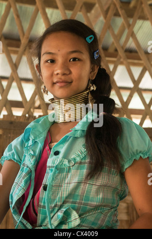 Mo-Ji, eines der letzten jungen Padaung (Longneck Karen) Mädchen tragen die Messing-Spulen in ihr Dorf Ban Nai Soi in Thailand Stockfoto