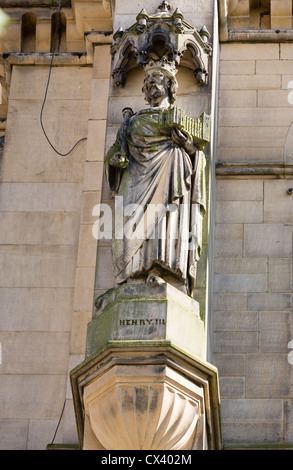 Statue von König Heinrich III. an Bradford City Hall. Stockfoto