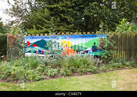 Bury St Edmunds Abbey Gardens, September 2012-Wandbild für ruandische Olympia-Mannschaft, die die Stadt während des Sommers besuchten Stockfoto