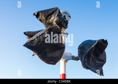 Bahnübergang Warnleuchten, bedeckt mit schwarzem Kunststoff Mülltüten. Stockfoto