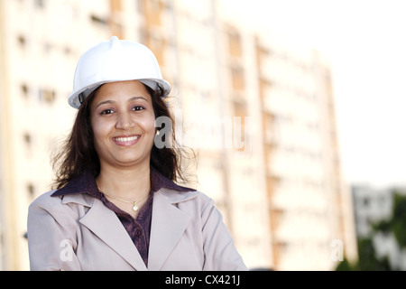 Porträt von lächelnden jungen weiblichen Bauingenieur Stockfoto