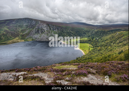 Ein bewölkter Tag über die mystischen Lough Tay im County Wicklow, Ireland Stockfoto