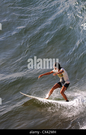 Einheimisches Mädchen Surfen von einer Welle an Batu Karas in West-Java, Indonesien Stockfoto