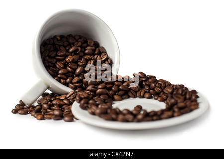 umgekehrte Tasse mit Kaffeebohnen auf weiß Stockfoto