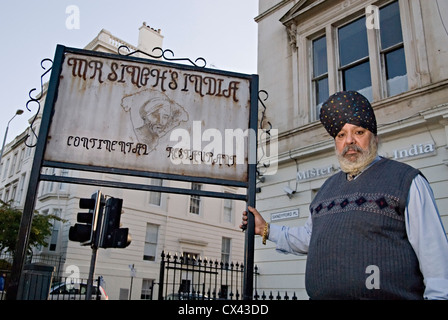 Herr Singhs Indiens Glasgow indisches Restaurant mit Herr Singh draußen Stockfoto