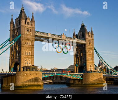 Grad 1 aufgeführten Tower Bridge mit olympischen Ringen und Mond bei Sonnenuntergang London England Europa Stockfoto