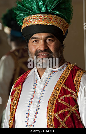 Mann aus Jugnu Bhangra Gruppe von Gravesend, gekleidet in traditioneller Tracht Stockfoto