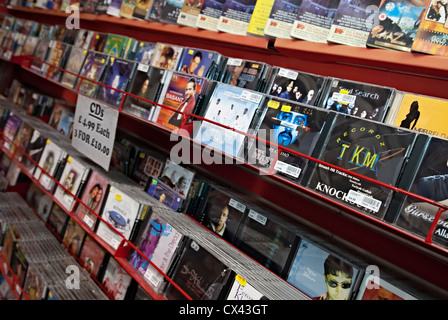 Zeilen der asiatischen Musik auf Band und cd aufgereiht im traditionellen Stil, die oft in den meisten asiatischen Musik-Einzelhändler in Großbritannien gefunden Stockfoto