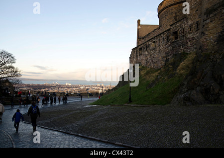 Blick nach Norden über den Fluss Forth aus Edinburgh Castle, Schottland. Stockfoto