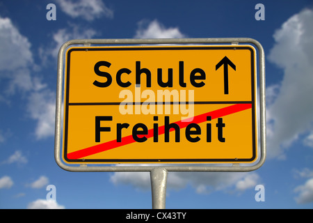 Deutsche Straße Zeichen Freiheit und Schule mit blauem Himmel und weißen Wolken Stockfoto