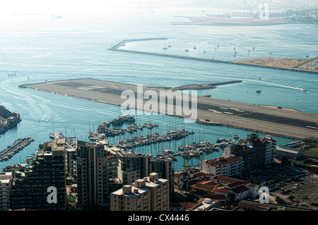 Blick auf Gibraltar den Flughafen von einem Höhepunkt. Meer und Himmel Stockfoto