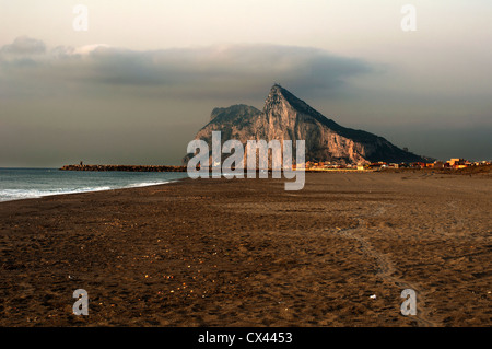 Der Felsen von Gibraltar und das Meer. Am frühen Morgen. Blick vom Strand Spanien Stockfoto