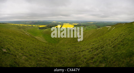 Das Uffington White Horse, die Krippe und Dragon Hill auf der Ridgeway, Oxfordshire, Vereinigtes Königreich Stockfoto